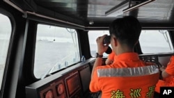 资料图: 台湾海巡署人员2024年5月23日在台湾附近海域监控中国海军的行动。(美联社转发)