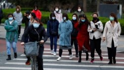 北京开始复工后,上班高峰期间的街头行人。(2020年3月26日)