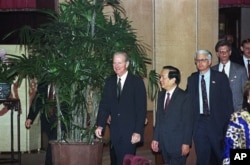 1991年11月15日,(从左到右)美国国务卿贝克、中国外长钱其琛、美国驻华大使芮效俭走入会议室。在4个半小时的,议题广泛的会谈中,贝克强调了美国对于人权和政治犯问题的关注