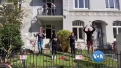 အိမ်ထဲမှာနေရတဲ့ အိမ်နီးချင်းတွေကို လေ့ကျင့်ခန်းလုပ်ဖို့ ကူညီသူ အိမ်ထဲမှာနေရတဲ့ အိမ်နီးချင်းတွေကို လေ့ကျင့်ခန်းလုပ်ဖို့ ကူညီသူ