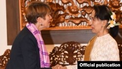 နိုင်ငံတော်အတိုင်ပင်ခံပုဂ္ဂိုလ်နဲ့ ကုလအထူးကိုယ်စားလှယ်တို့ နေပြည်တော်မှာ တွေ့ဆုံစဉ်။