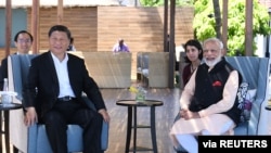 印度总理纳莫迪(右)和中国国家主席习近平在印度金奈郊区玛玛拉普兰会面时合影(2019年10月12日)。