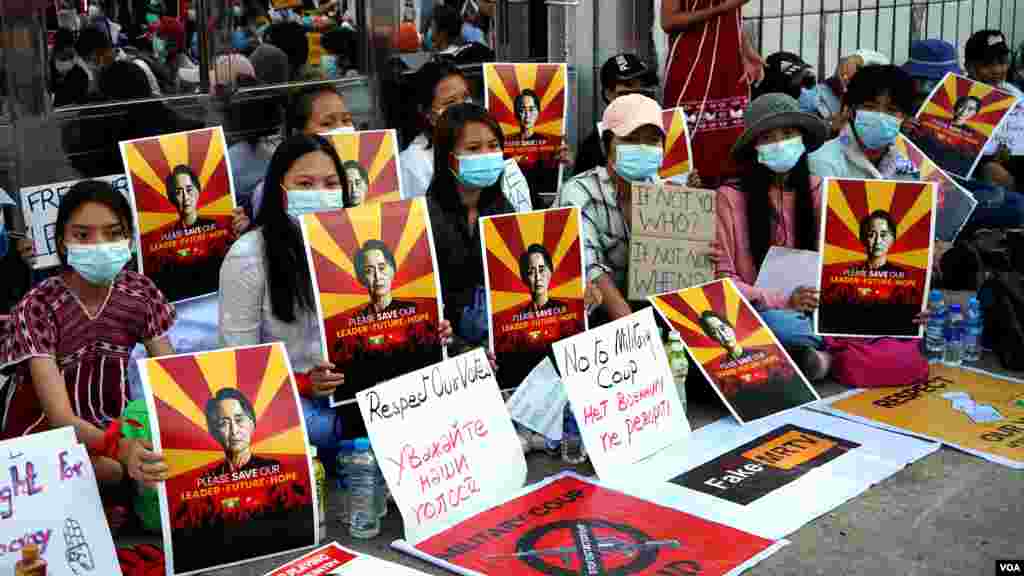 ဘရူနိုင်းသံရုံးနဲ့ ရုရှားသံရုံးရှေ့မှာ တွေ့ရတဲ့ စစ်အာဏာသိမ်း ဆန့်ကျင် ဆန္ဒပြ မြင်ကွင်း။