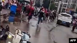 常德市鼎城区永安小学的校门口11月19日发生凶嫌驾驶一辆白色的小运动型多功能车(SUV)冲撞人群,导致多名学生和家长受伤的恶性事件。