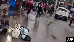 11月19日,湖南省常德市鼎城区永安小学的校门口发生一起凶嫌驾车冲撞人群,导致多人受伤的恶性案件。