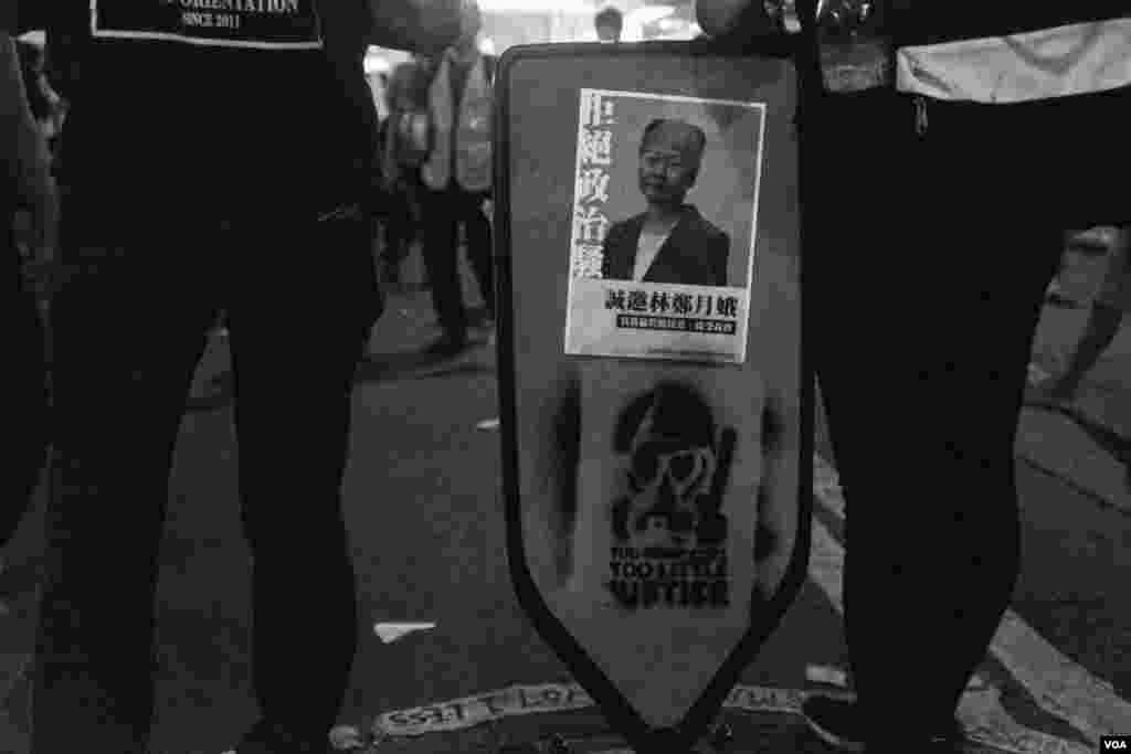 香港特首林郑月娥的照片被贴在各种反送中的标语牌上,示威者用很多有创意的办法表达他们对林郑月娥的不满(2019年9月29日)