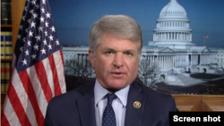 资料照片:共和党众议员麦考尔接受美国之音专访。(2021年8月2日)