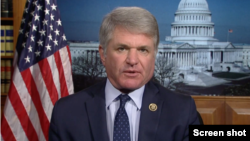 美国国会共和党联邦众议员麦考尔接受美国之音专访。(视频截图)