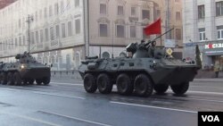 2014年5月胜利日前夕红场阅兵彩排,莫斯科街头的俄罗斯军队。(美国之音白桦拍摄)