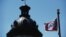 Lá cờ của quân đội miền Nam thời nội chiến Mỹ bay gần tòa nhà quốc hội của bang South Carolina ở Columbia, South Carolina, 19/6/2015.