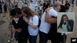 资料照片: 2024年10月7日人们来到以色列南部基布兹雷姆附近新星音乐节的现场,一年前数百名狂欢者被哈马斯杀害和绑架,并被带到加沙。