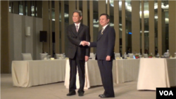 张志军和王郁琦在第二次两岸事务首长会议前握手致意(美国之音张佩芝拍摄)