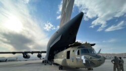 美国国防部公布的照片显示,在哈米德·卡尔扎伊机场,美国陆军第82空降师的一架CH-47直升机被装入美国空军的一架C-17运输机内。(2021年8月28日)