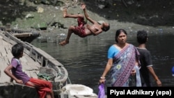 အိန္ဒိယနိုင်ငံတွင်းက ကလေးငယ်တွေ ဆော့ကစားနေ တဲ့မြင်ကွင်း။