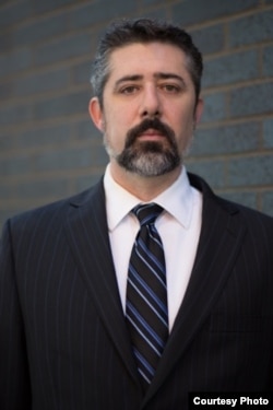 代表同性伴侣的律师保罗·汤普森(Paul Thompson)