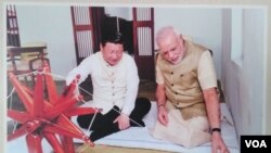 2014年习近平访印期间,到访莫迪家乡古吉拉特邦。那里的“甘地修习所”墙上,至今仍悬挂着习莫在这里用甘地用过的纺车纺线的照片。(美国之音朱诺拍摄,2017年11月14日)