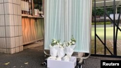 中国广东省深圳市的日本学校大门外的鲜花,悼念一名10岁日本男孩上学路上被刺杀。(2024年9月19日)