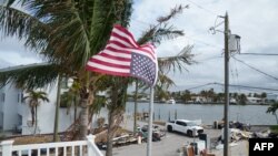 Một lá cờ Mỹ treo lộn ngược, dấu hiệu của cảnh báo quốc tếcho sự nguy hiểm, trước một ngôi nhà tại Treasure Island, Florida, hôm 7/10/2024, khi cơn bão Milton dự kiến đổ bộ vào đây giữa tuần này .