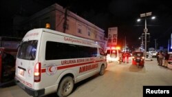 一辆救护车出现在索马里摩加迪沙一家冰淇淋店的爆炸现场。(2020年11月27日)