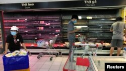 Hàng hóa khan hiếm ở một số nơi thuộc Tp.HCM do đại dịch làm gián đoạn sản xuất, kinh doanh; tháng 8/2021.