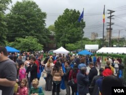 在比利时驻美大使馆参加活动的人群(美国之音莉雅拍摄)