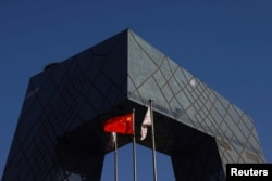 中共官媒央视在总部大楼外的中国国旗。(2021年2月5日)