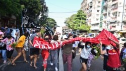 ရန်ကုန်ဆန္ဒပြမှု ကားနဲ့တိုက် ပစ်ခတ်လူစုခွဲလို့ ထိခိုက်ဒဏ်ရာရသူ များပြား ရန်ကုန်ဆန္ဒပြမှု ကားနဲ့တိုက် ပစ်ခတ်လူစုခွဲလို့ ထိခိုက်ဒဏ်ရာရသူ များပြား