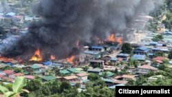 ဖားကန့်မြို့နယ် ဆိုင်းတောင်မှာ တိုက်ပွဲကြောင့် နေအိမ်တွေမီးလောင်ကျွမ်းနေစဉ် (စက်တင်ဘာ ၁၂၊ ၂၀၂၄)