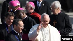 Pope Francis ရဲ့ အိုင်ယာလန် ၂ ရက်ခရီးစဉ်အစ Dublin နိုင်ငံတကာလေဆိပ်သို့ ရောက်ရှိလာစဉ်။ (သြဂုတ် ၂၅၊ ၂၀၁၈)