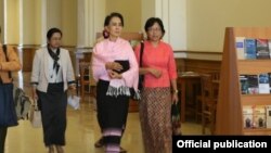 ဒေါ်အောင်ဆန်းစုကြည် နဲ့ ရုံးအဖွဲ့မှူး အဖြစ်ဆောင်ရွက်ခဲ့တဲ့ ဒေါက်တာ ဒေါ်တင်မာအောင် (Photo-NLD Chairperson)