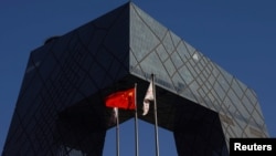 中共官媒央视在总部大楼外的中国国旗。(2021年2月5日)