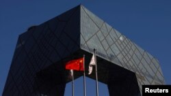 中共官媒央视在总部大楼外的中国国旗。(2021年2月5日)