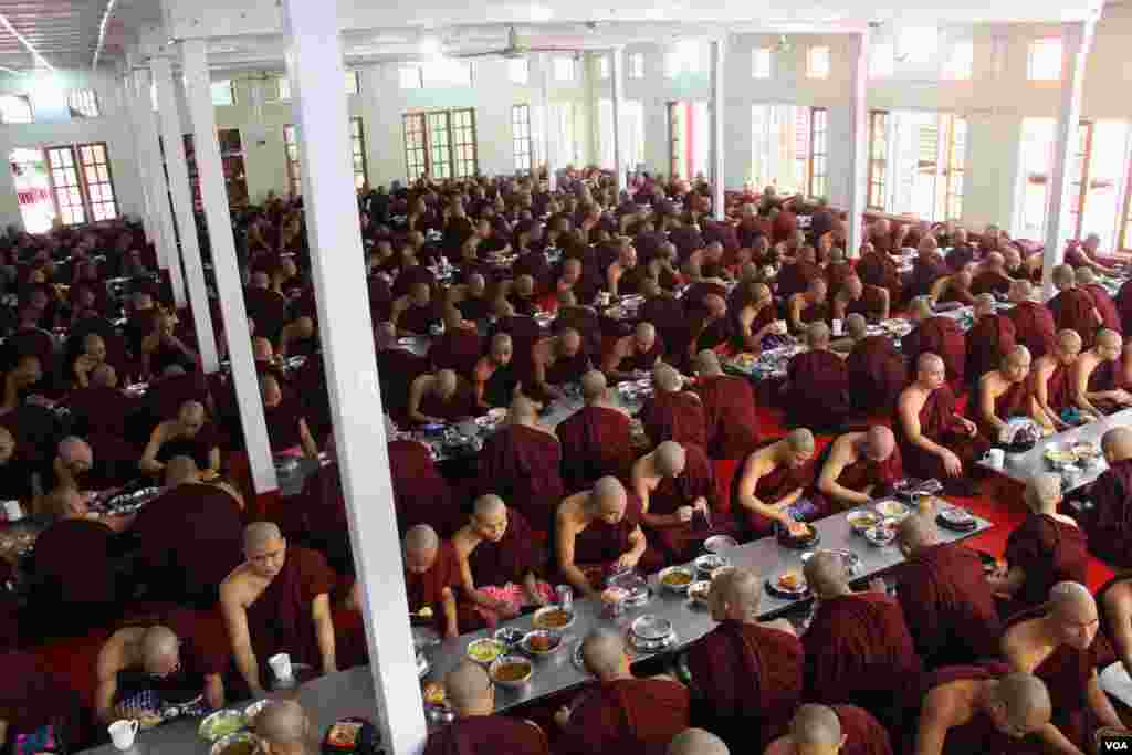 မန္တလေးမြို့ အထင်ကရ မဟာဂန္ဓာရုံ ကျောင်းတိုက်ကြီးရဲ့ ကိုဗစ်ကာလမြင်ကွင်း။ (သြဂုတ် ၂၈၊ ၂၀၂၀)