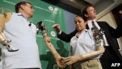 Праворуч: лікар Тод Кайкен демонструє як працюють нові біонічні протези