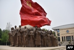 位于北京的中共中央党校内的中共党旗塑像(2019年6月26日)