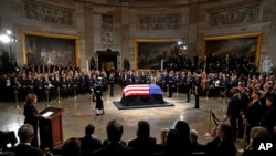 卡特总统的遗体以国事规格被安放在国会大厦圆形大厅,美国副总统哈里斯在仪式上致悼词。(2025年1月7日)
