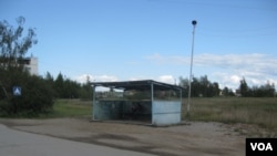 俄罗斯希望中国投资,促进远东和西伯利亚经济发展,但又害怕中国吞并。西伯利亚东部雅库特地区首府雅库茨克市的一个公共汽车站。(美国之音白桦拍摄)