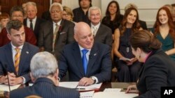 新西兰新任总理克里斯托弗·卢克森(Christopher Luxon,中)2023年11月27日宣誓就职。(美联社)