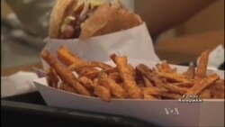 Американські дієтологи вирішили, що бургери шкодять довікіллю. Відео