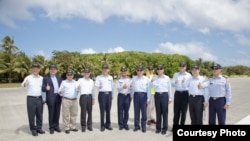 台湾总统马英九在太平机场跑道上合影(台湾总统府)