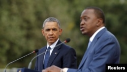 奥巴马总统和肯尼亚总统肯雅塔在记者会上(2015年7月25日)
