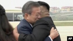 စက်တင်ဘာ ၁၈ ရက်၊ ၂၀၁၈ က တောင်နဲ့မြောက် ကိုရီးယားခေါင်းဆောင်နှစ်ဦး ပြုံယမ်းမှာတွေ့ကြစဉ်။