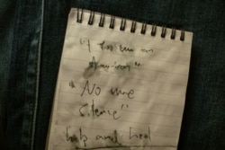 一场反对亚裔仇恨的集会在雨中进行,记者记录现场口号的笔记本也被雨水淋湿(美国之音记者文灏拍摄)