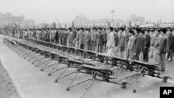 历史照片:上海人民广场摆放的轻机枪。(1963年5月9日)