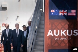 2023 年 3 月 13 日,美英澳三方安全伙伴关系奥库斯(AUKUS)三国领导人英国首相苏纳克(右二)与美国总统拜登(左二)、澳大利亚总理阿尔巴尼斯(左一)在加利福尼亚州圣迭戈洛马角海军基地会面(美联社)。