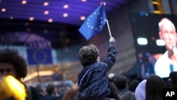 ကလေးငယ် တဦး EU အလံကို ဝှေ့ယမ်းနေစဉ် (မေ၊ ၂၆၊ ၂၀၁၉)