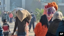 မှတ်တမ်းဓါတ်ပုံ ၂၀၂၁ ဇန်နဝါရီတုန်းက ဘင်္ဂလားဒေ့ရှ်နိုင်ငံ ဒုက္ခသည်စခန်းက ရိုဟင်ဂျာဒုက္ခသည်များ Bhashan Char သို့ ပြောင်းရွှေ့နေထိုင်တဲ့ မြင်ကွင်း။