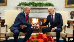 美国总统拜登与当选总统特朗普在白宫椭圆办公室举行会晤。(2024年11月13日)