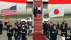 日本首相岸田文雄与夫人2024年4月8日抵达美国华盛顿郊外的安德鲁斯空军基地。(美联社)