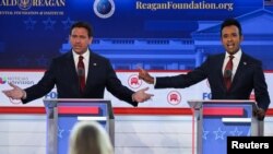 在2023年9月27日美国共和党总统参选人的第二次辩论中,佛罗里达州长罗恩·德桑蒂斯(Ron DeSantis)与创业家维韦克·拉马斯瓦米(Vivek Ramaswamy)激辩。